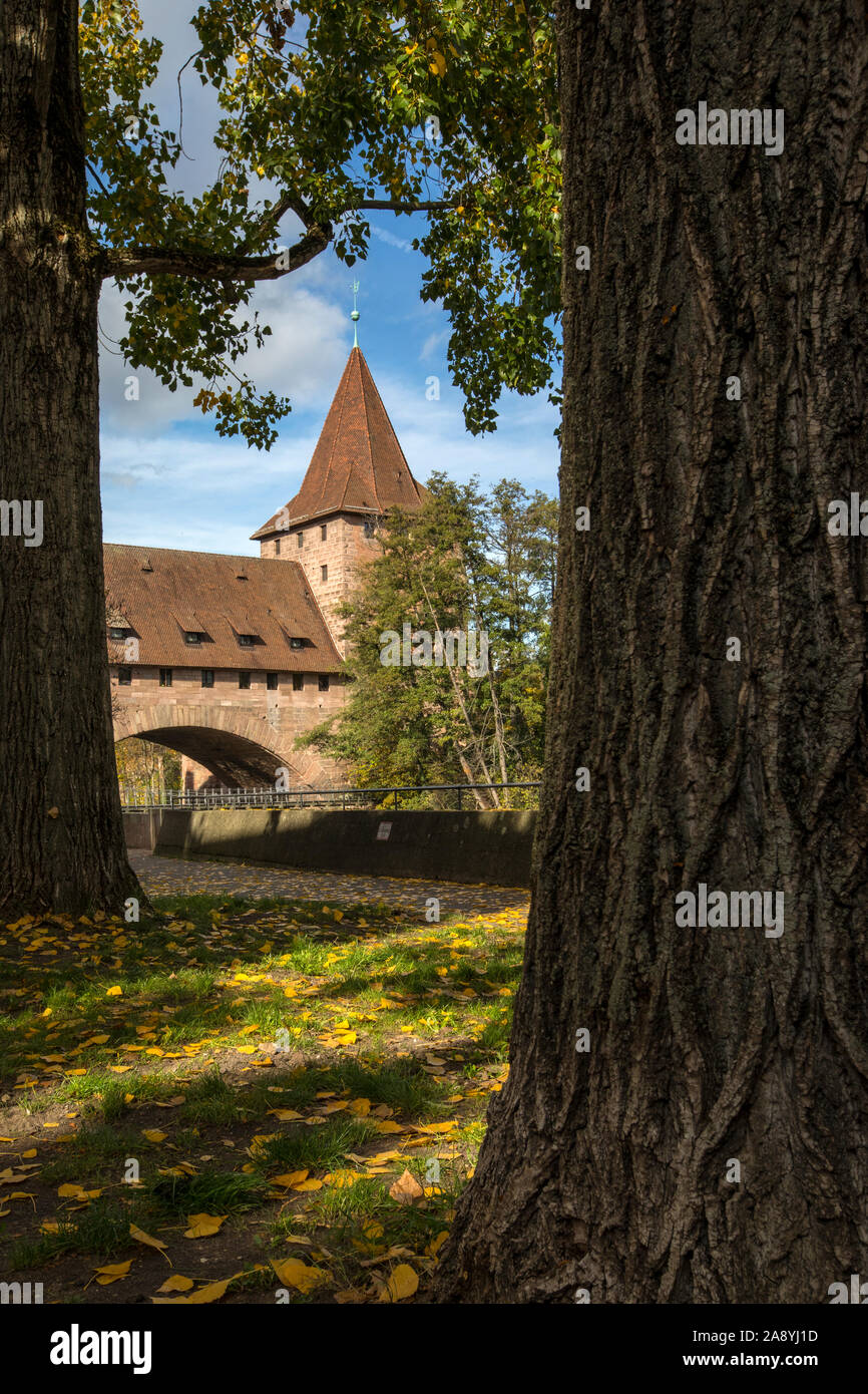 Einen schönen Blick auf den Fluss in der Nähe der Altstadt von Nürnberg in Deutschland. Die Kettenbrücke können in der Ferne zu sehen ist, mit dem ehemaligen Schiess Haus, Stockfoto