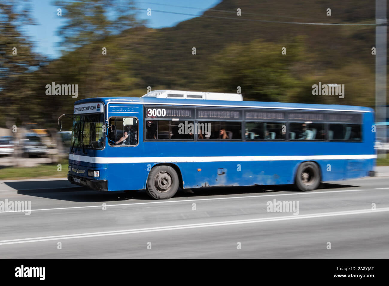 Eine blaue Öffentliche Verkehrsmittel Bus in Petropawlowsk-kamtschatski, Russland läuft. Stockfoto