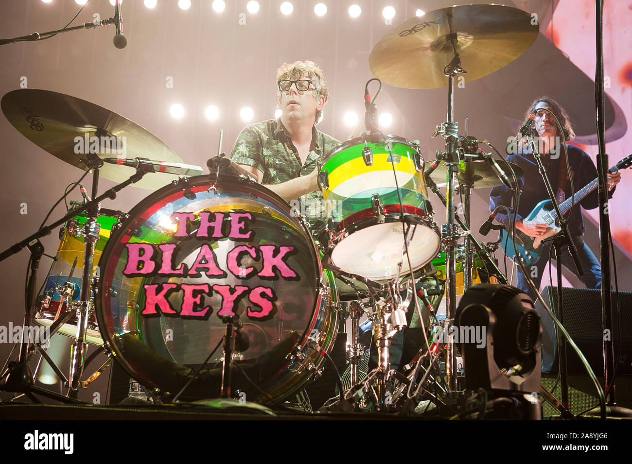 November 8, 2019 - Raleigh, North Carolina; USA-Drummer PATRICK CARNEY der schwarzen Tasten führt Leben, wie Ihre 2019 Tour macht Halt am PNC-Arena in Raleigh befindet. Copyright 2019 Jason Moore. (Bild: © Jason Moore/ZUMA Draht) Stockfoto