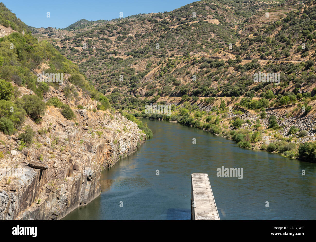 Solide Struktur des Valeira Damm auf dem Douro Fluss hinunter in die Schlucht und enge Schlucht Stockfoto