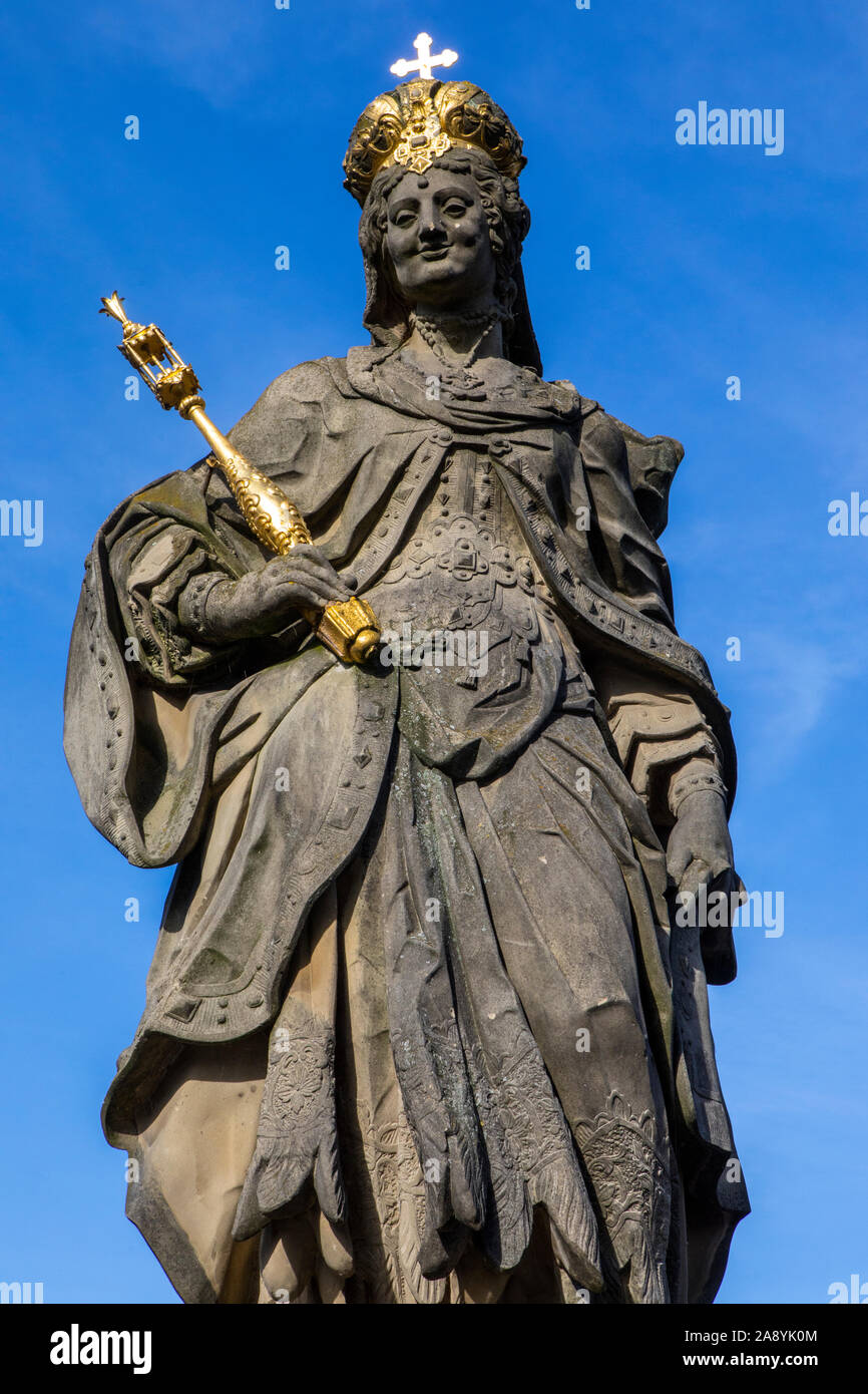 Schöne Statue des Hl. Kunigunde von Luxemburg auf Untere Brucke, oder untere Brücke, in der bayerischen Stadt Bamberg in Deutschland. Stockfoto