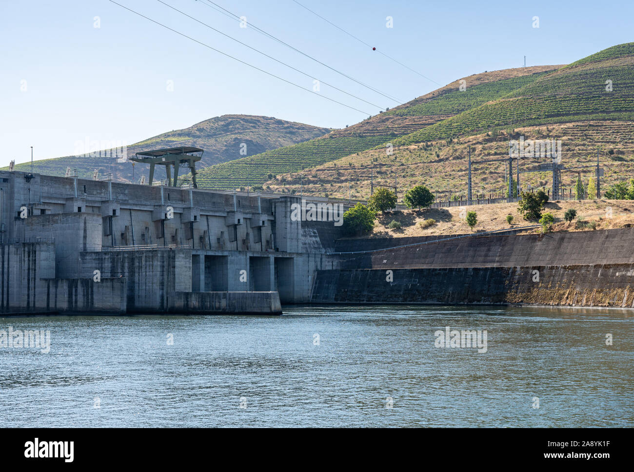 Strom aus Wasserkraft an der Barragem do Pocinho Damm am Fluss Douro in Portugal Stockfoto