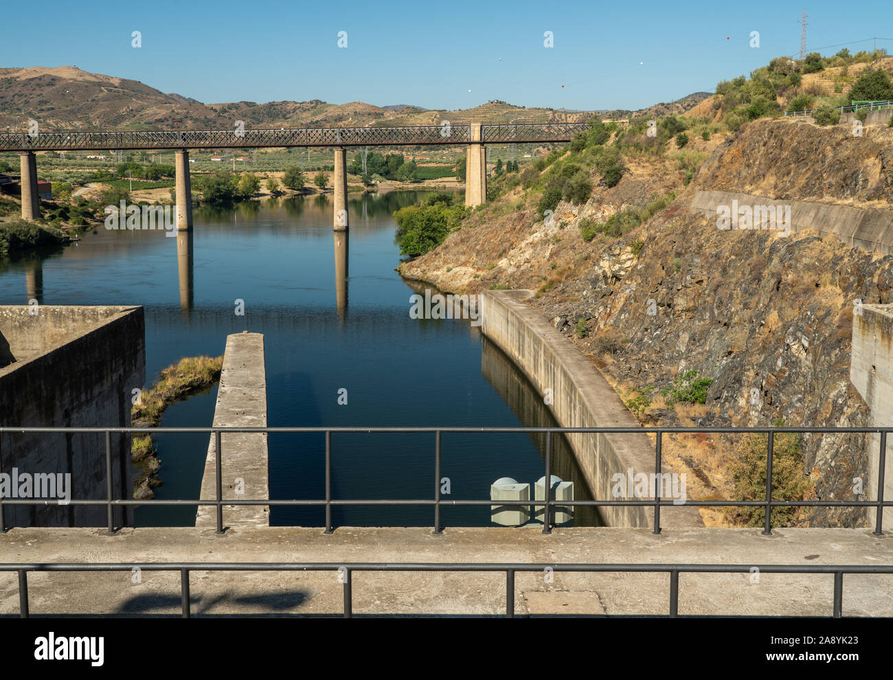 Barragem do Pocinho Damm am Fluss Douro in Portugal als Kreuzfahrtschiff durch Schleusentore wartet Stockfoto