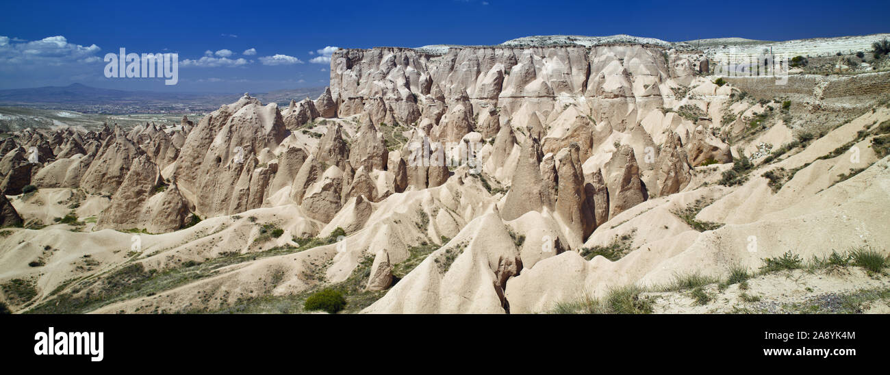 Panorama der einzigartigen geologischen vulkanischen Formationen in Kappadokien, Türkei. Stockfoto