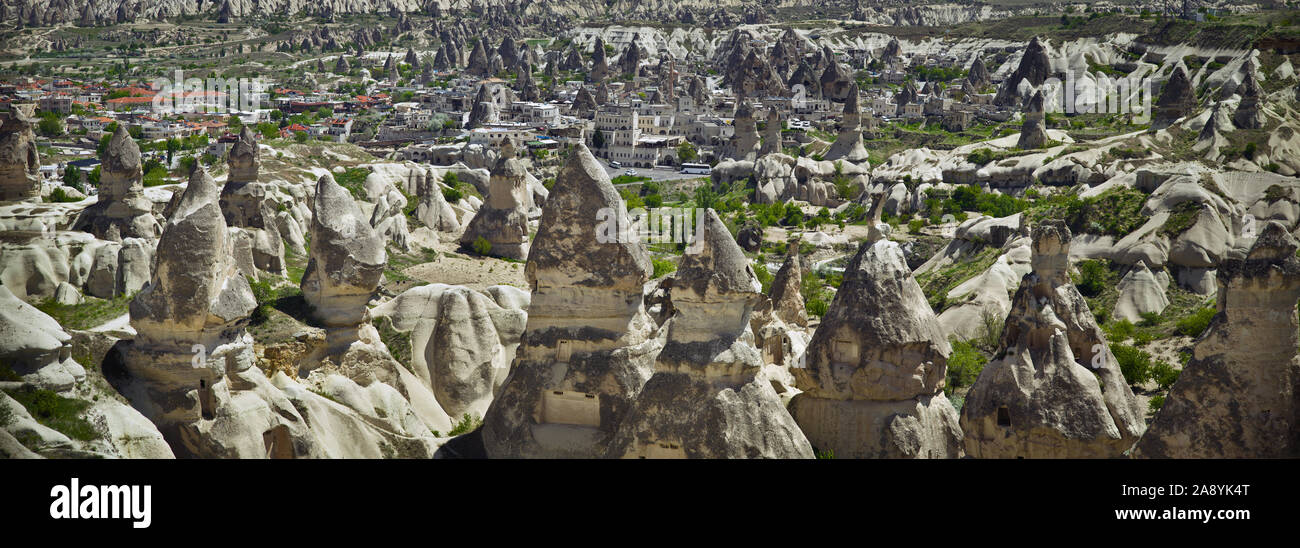 Panorama der einzigartigen geologischen vulkanischen Formationen in Kappadokien, Türkei. Stockfoto