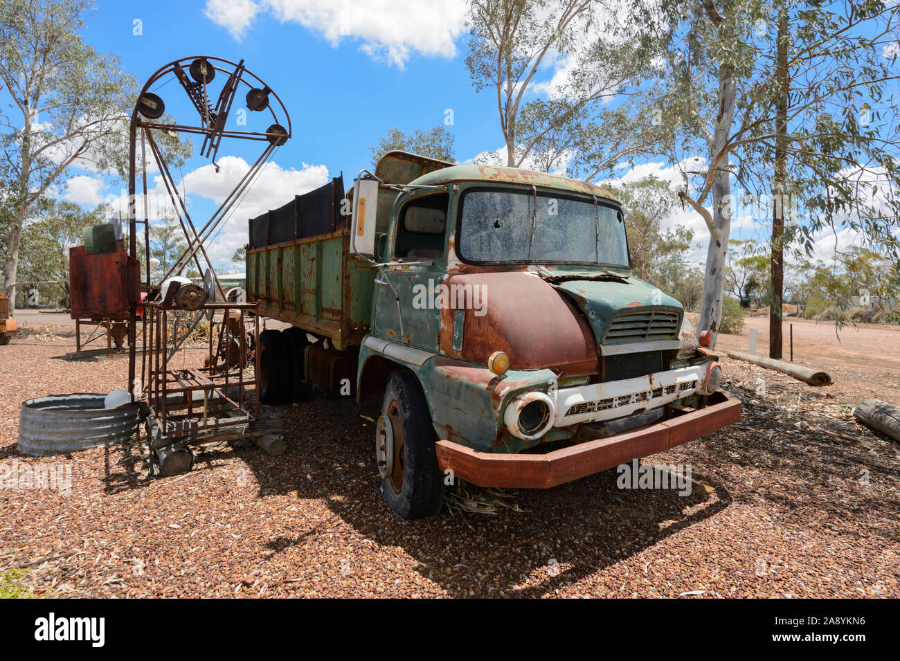 Lkw und schwere Maschinen für opal Bergbau, Lightning Ridge, New South Wales, NSW, Australien verwendet Stockfoto