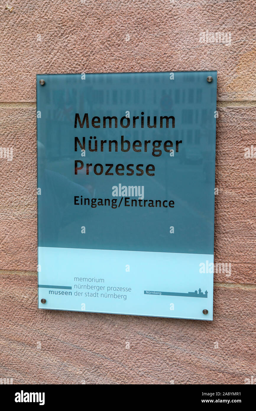 Nürnberg, Deutschland - 23. Oktober 2019: ein Schild am Eingang des Memorium Nürnberger Prozesse - die Gedenkstätte für die Nürnberger Prozesse in der Stadt Stockfoto