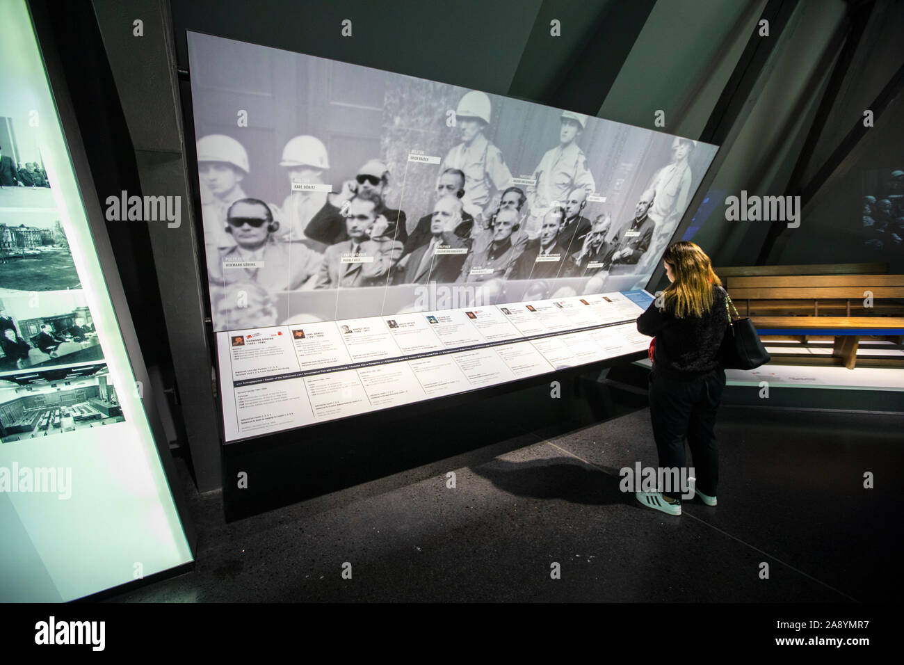 Nürnberg, Deutschland - 23. Oktober 2019: ein Besucher in die Ausstellung in der Gedenkstätte für die Nürnberger Prozesse in Nürnberg, Deutschland. Stockfoto