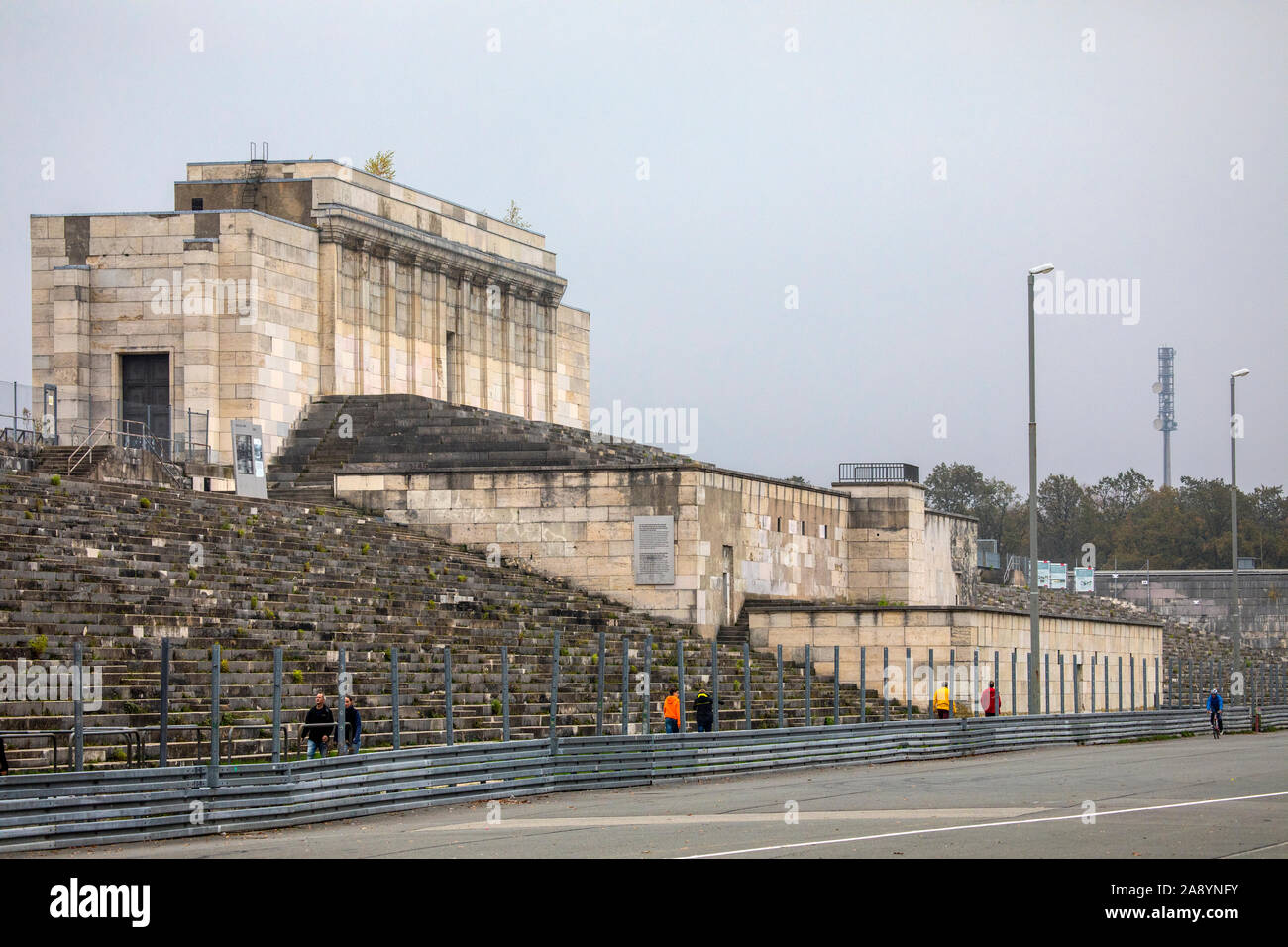 Die Überreste der historischen Zeppelinfeld Tribüne in der Stadt Nürnberg in Deutschland. Dies war der berüchtigte Tribüne, von der aus Adolf Hitlers mad Stockfoto