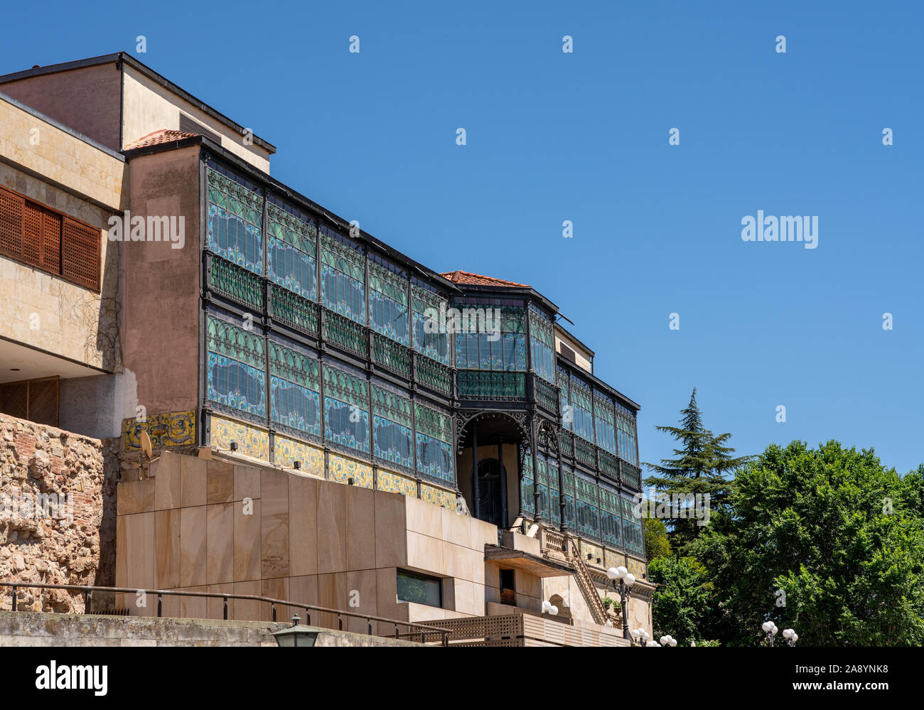 Glasfenster auf das Museum von Jugendstil und Art Déco in Salamanca, Spanien Stockfoto