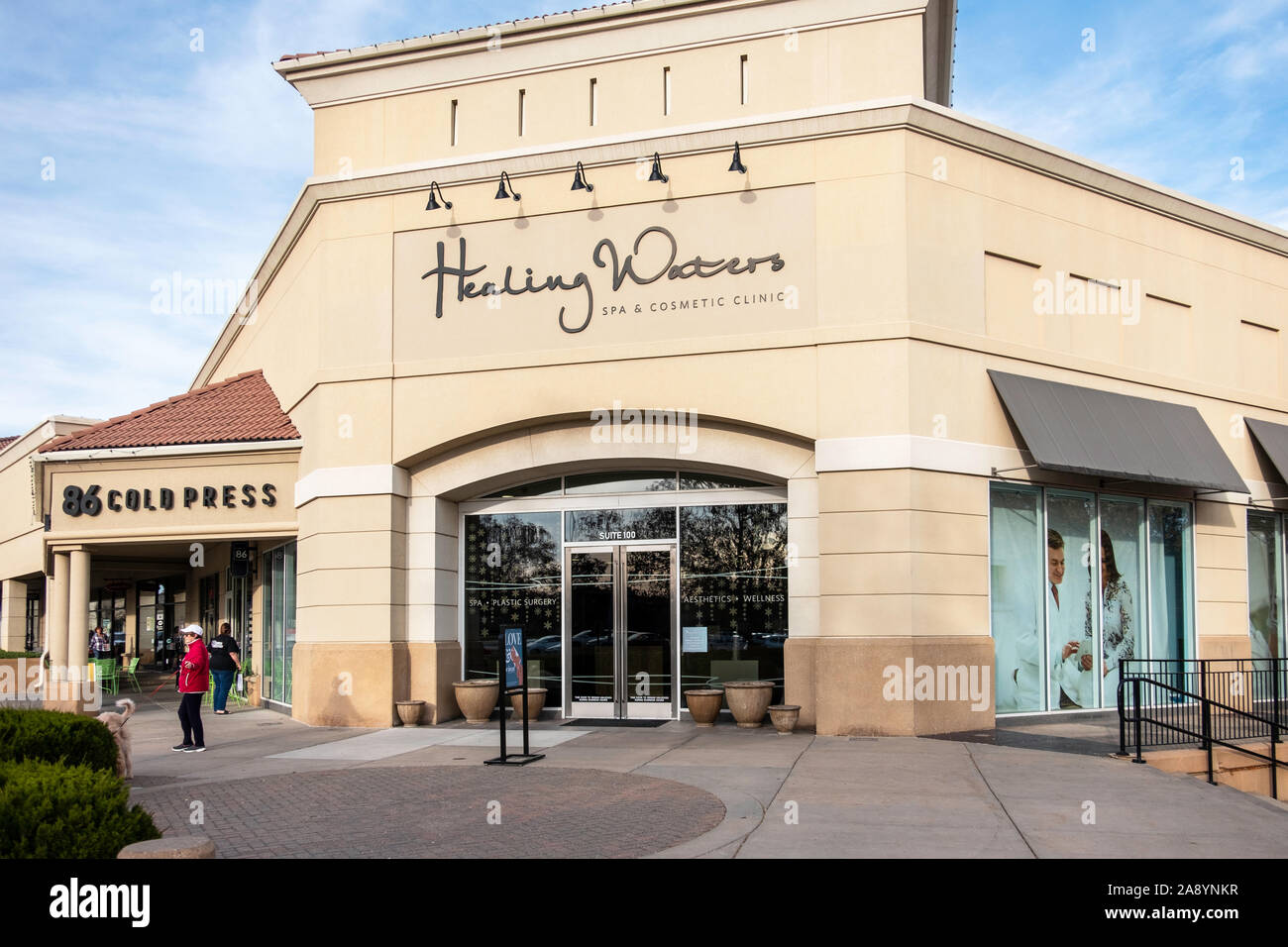 Storefront von Healing Waters Spa, einem Unternehmen spezialisiert auf Plastische Chirurgie und kosmetische Verfahren. Bradley Fair Mall, Wichita, Kansas, USA Stockfoto