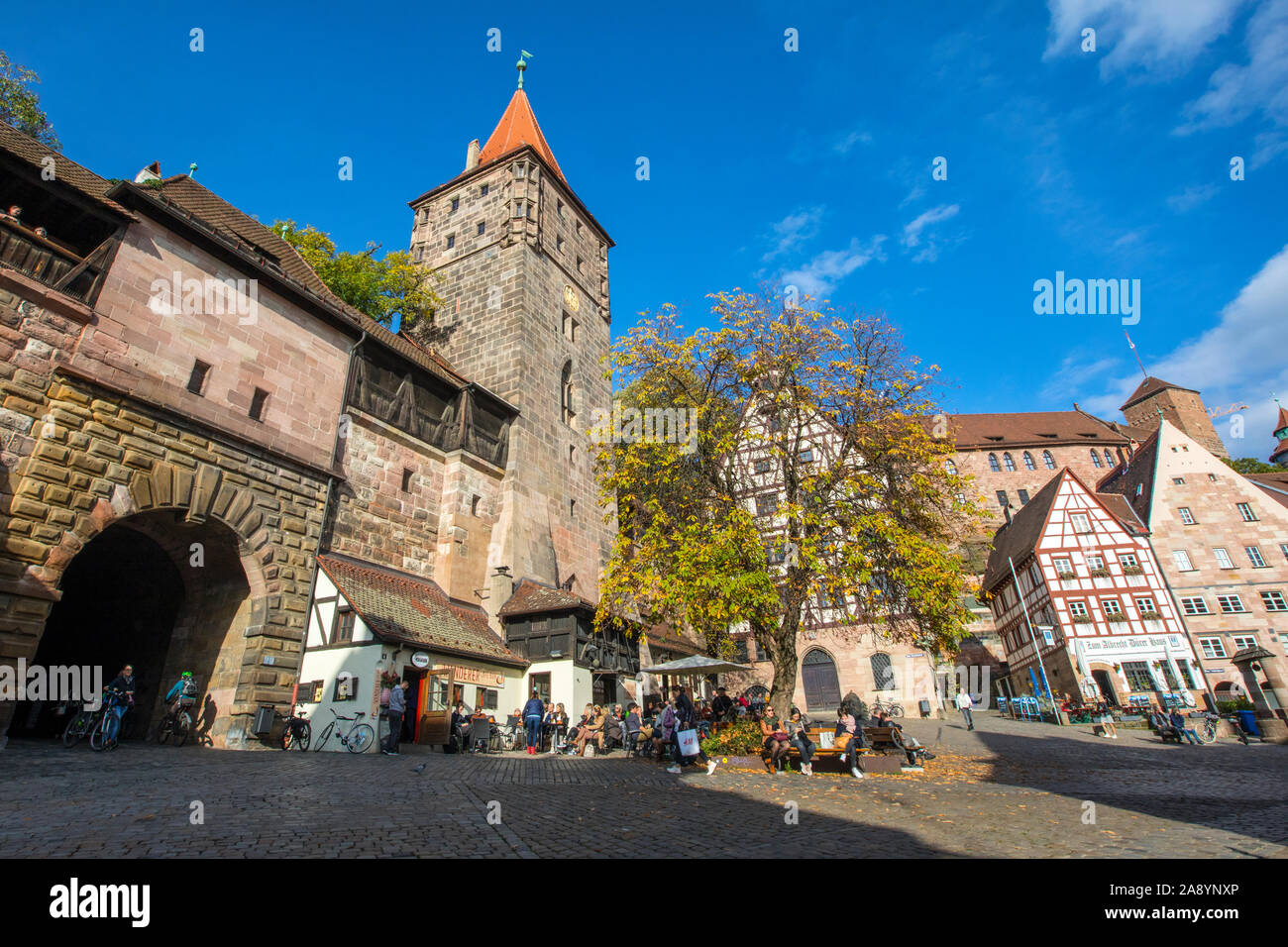 Nürnberg, Deutschland - 25. Oktober 2019: ein Blick auf die Stadt Tiergartnertor Tor und Turm in der Altstadt von Nürnberg in Deutschland. Stockfoto