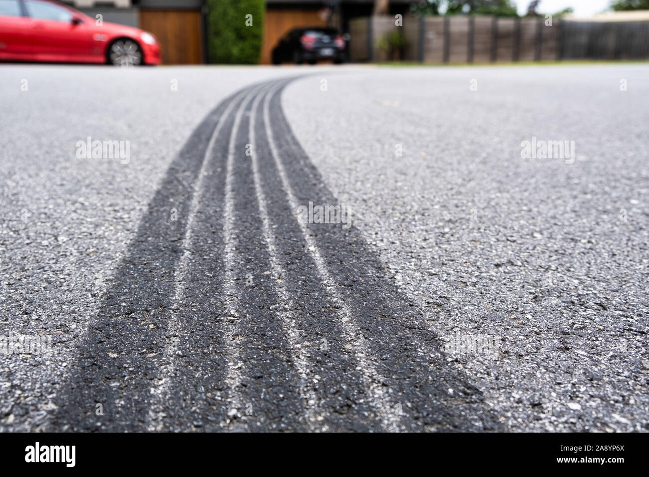 Reifen track Markierung auf Asphalt durch harte Fahrzeug Bremsen Stockfoto