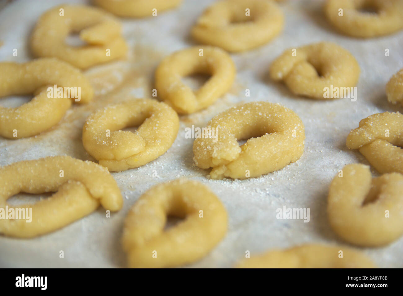 Backblech voll von kleinen Süßigkeiten namens Anis Brötchen in den Ofen zu Hause zu gehen Stockfoto