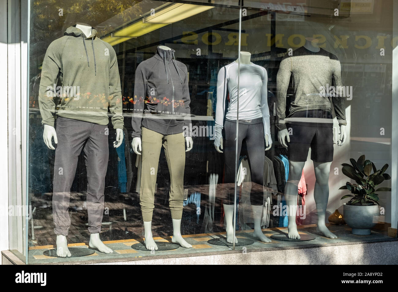 Puppen in einem Schaufenster in Harvard Square Stockfoto