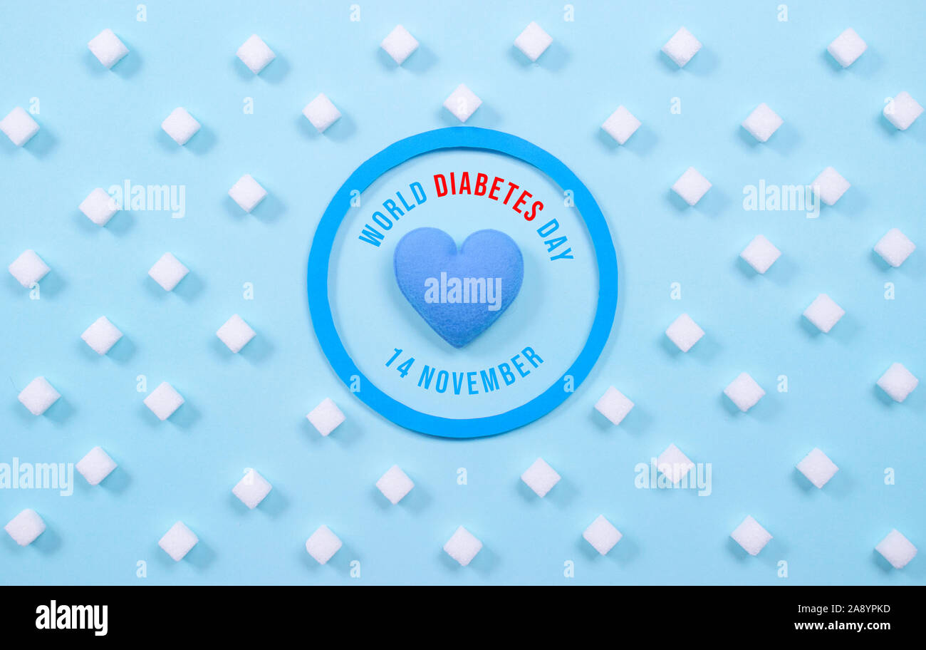 Symbol des Diabetes mit Zucker Würfel auf Pastell-blaue Hintergrund. Weltdiabetestag Konzept. Stockfoto