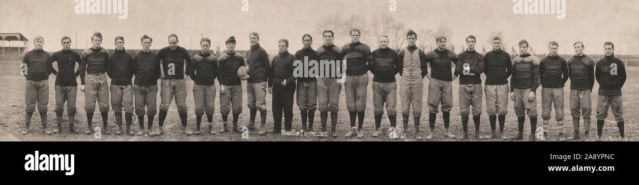 Massillon Tigers Line up von 1905. American Football Team Stockfoto
