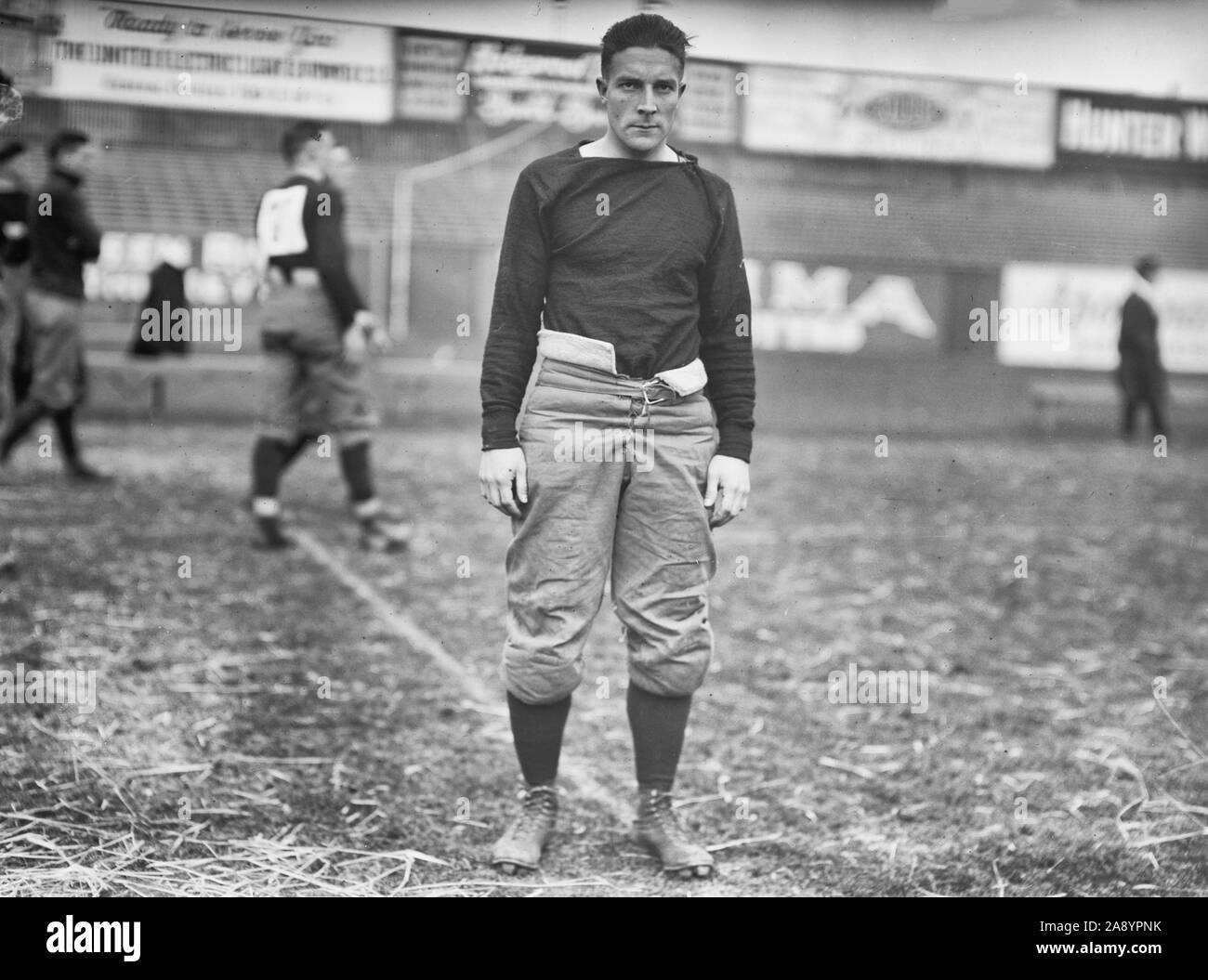 Johnny Spiegel-Foto zeigt Johnny Spiegel, ein Läufer Fußballspieler auf der Washington & Jefferson College Team, dass gegen Rutgers Universität an der Polo Grounds in New York City am 28. November 1914 gespielt. Stockfoto