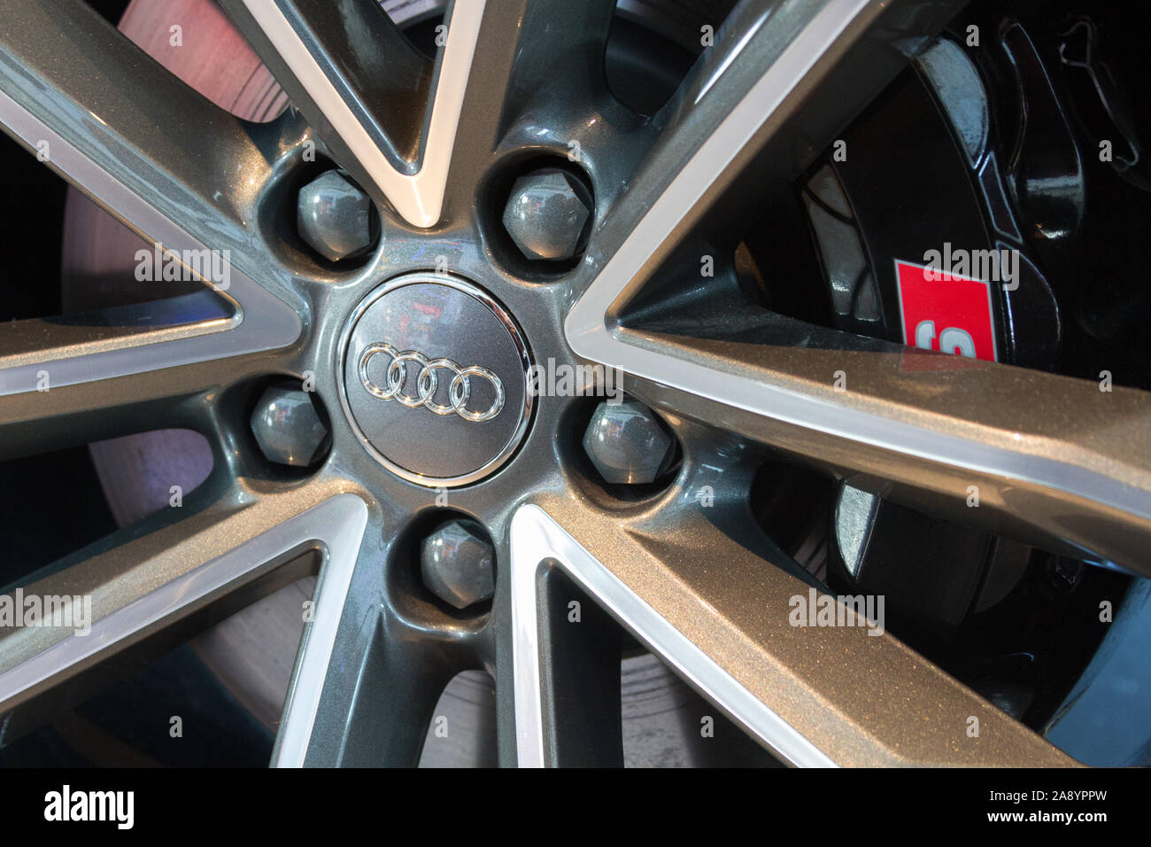Ein Detail des Rad eines Luxus Sportwagen von Audi auf dem Brüsseler Flughafen Zaventem in Belgien ausgestellt. Stockfoto
