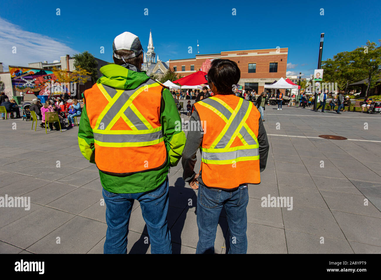 Zwei Männer von hinten mit hoher Not Kleidung im öffentlichen Raum schützen und mit Blick auf den Klimawandel zu protestieren. Stockfoto