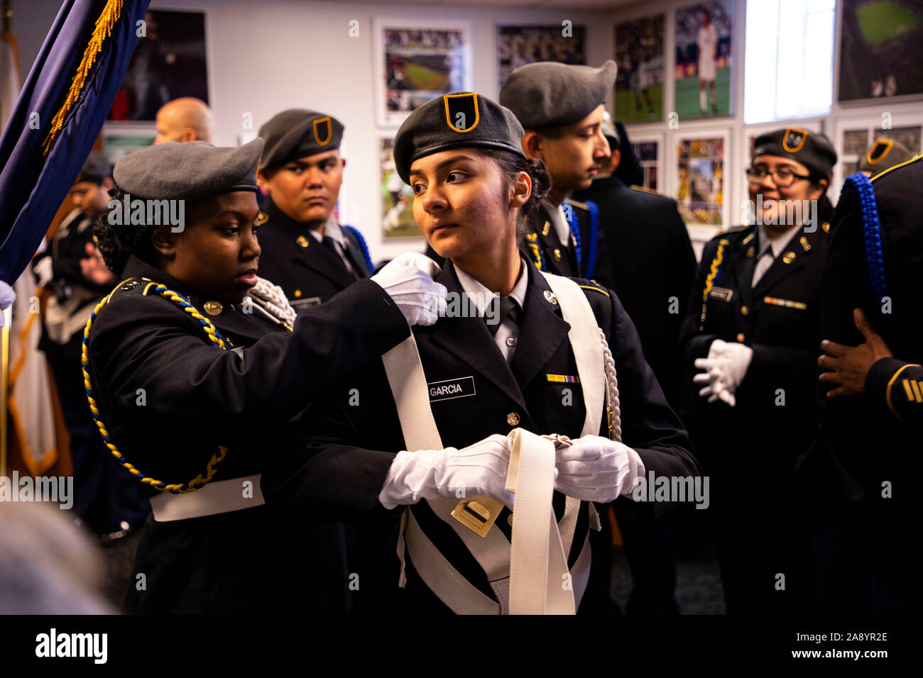 Chicago, USA. 11 Nov, 2019. Mitglieder der Junior-ROTC Color Guard für die Chicago Veterans Day Einhaltung in Chicago, USA, November 11, 2019 vorbereiten. Quelle: Joel Lerner/Xinhua/Alamy leben Nachrichten Stockfoto