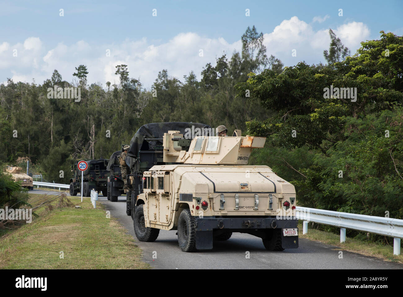 Us-Marines simulieren Sie einen kaputten Lkw während einer Feldübung auf Camp Hansen, Okinawa, Japan, November 5, 2019. Motor Transport Unternehmen, 3. Transport Support Bataillons, Bekämpfung der Logistik Regiment 3, 3 Marine Logistik Gruppe konzentrierte sich auf die Verbesserung ihrer taktischen Fähigkeiten Konvoi Operationen, Bewegung steuern, Vertraut werden mit der Ausrüstung und die Mission der Planung während der FEX. (U.S. Marine Corps Foto von Pfc. Courtney A. Robertson) Stockfoto