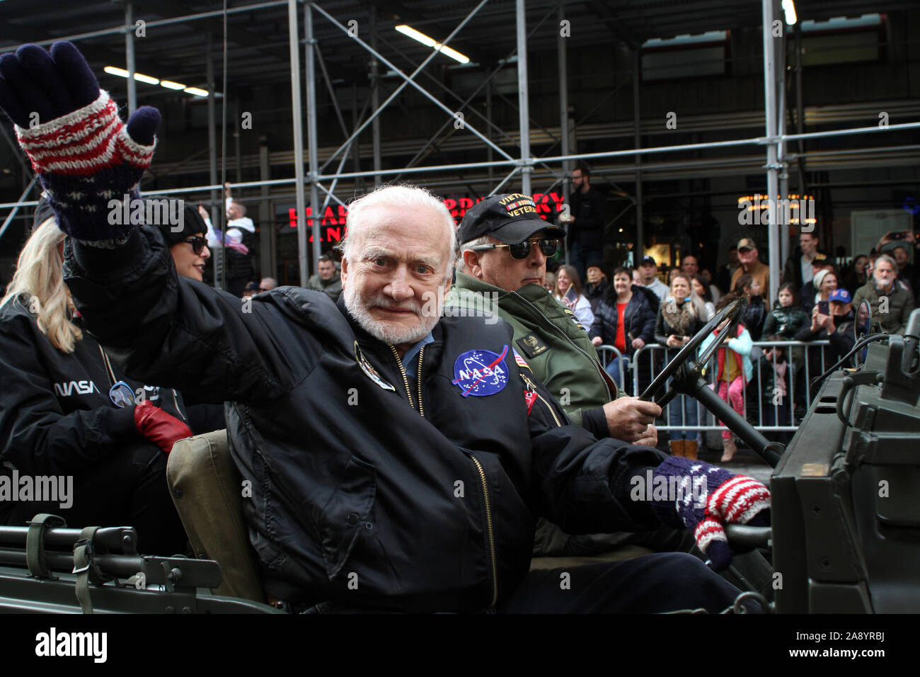 New York, New York, USA. 11 Nov, 2019. EDWIN "Buzz" Aldrin ehemaliger Astronaut Wellen auf die Masse während des 100-jährlichen Veterans Day Parade in New York City. Quelle: Bruce Cotler/Kugel Fotos/ZUMA Draht/Alamy leben Nachrichten Stockfoto