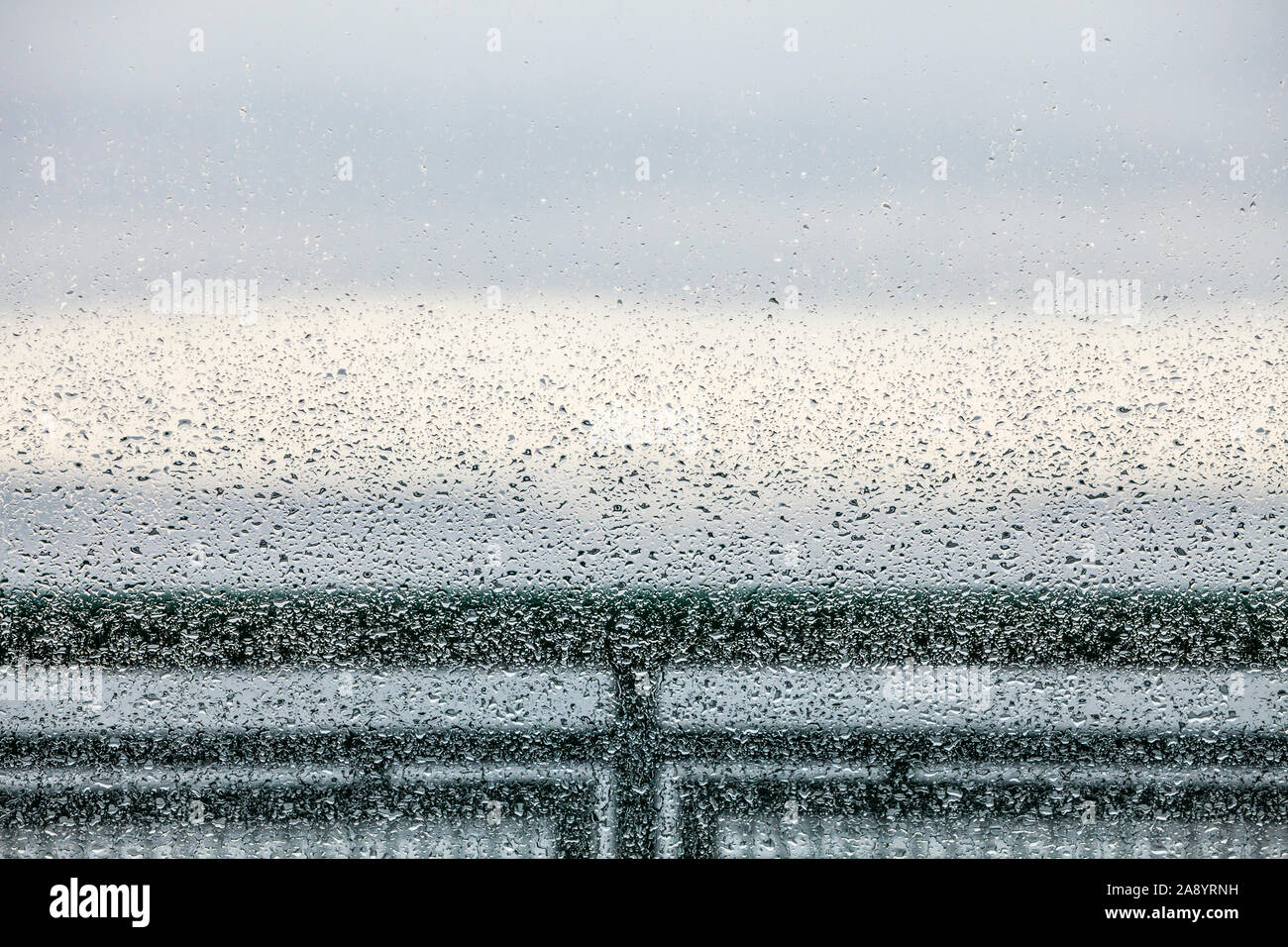 Auf der Suche durch Fenster mit Regentropfen auf der Washington State Ferries in den San Juan Inseln, Washington State, USA. Stockfoto