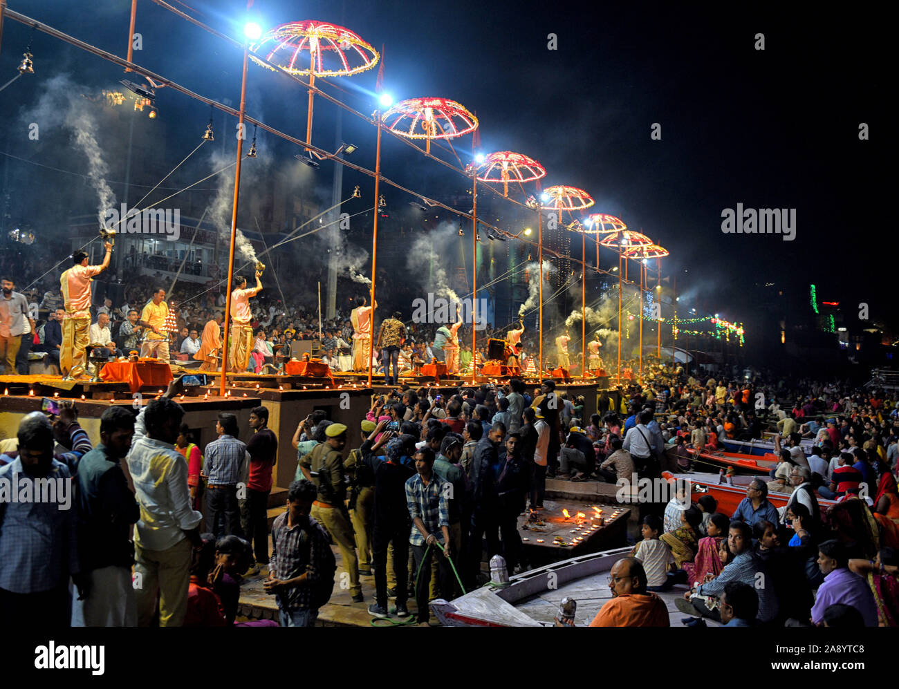 Teilnehmer mit Feuer am Ganga Fluss Bank während des Ganga Arati Zeremonie als Teil des Festivals. Dev deepavali/Diwali ist das größte Festival des Lichts Feier in Kartik Poornima (mid-autumn), in denen die Anhänger der Ufer mit Millionen von Lampen im Rahmen des Festivals schmücken. Stockfoto