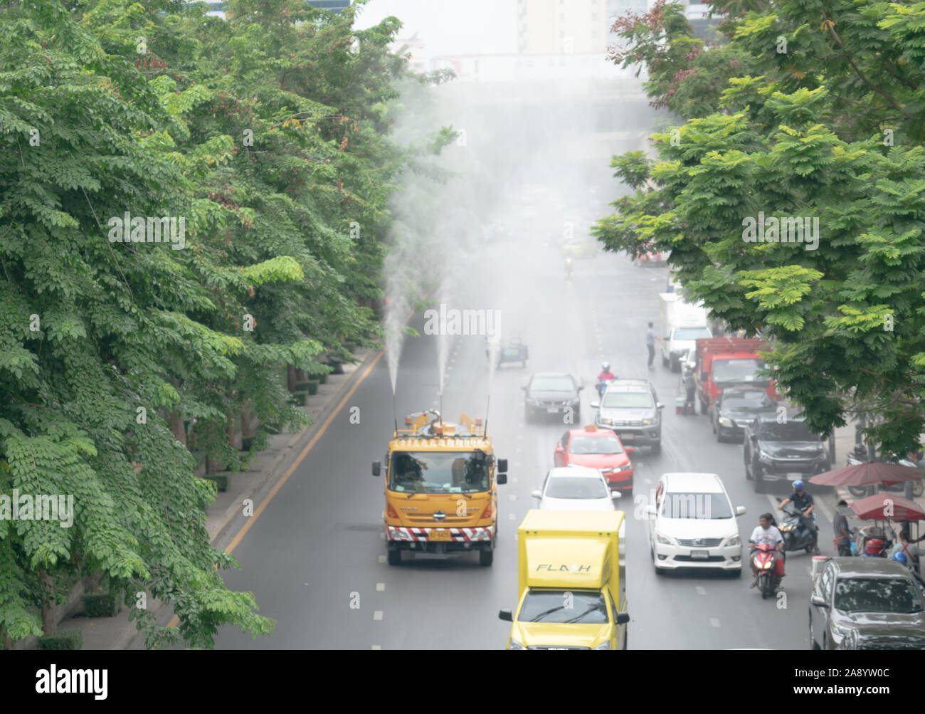 Bangkok, Thailand. November 2,2019 das Wasser der Lkw für die Behandlung der Luftverschmutzung Stockfoto