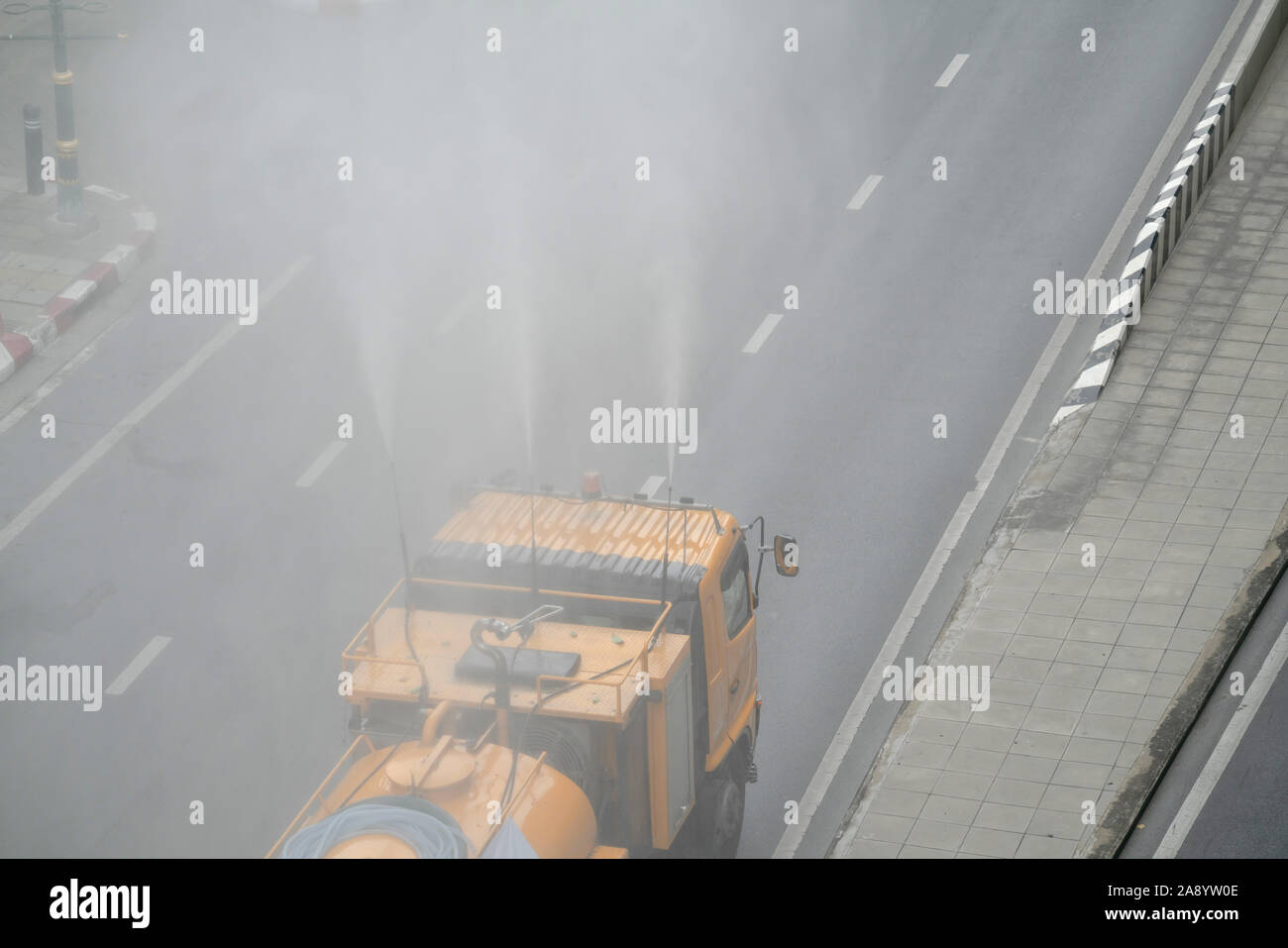 Bangkok, Thailand. November 2,2019 das Wasser der Lkw für die Behandlung der Luftverschmutzung Stockfoto