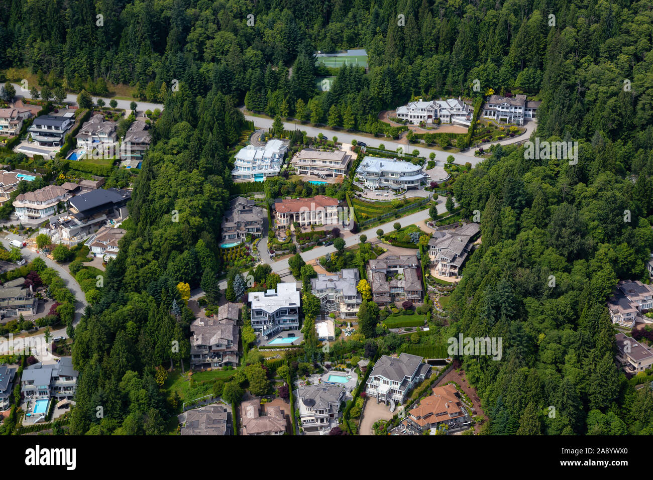 Luftaufnahme von luxuriösen Wohnungen im Britischen Eigenschaften, West Vancouver, British Columbia, Kanada. An einem sonnigen Sommertag. Stockfoto