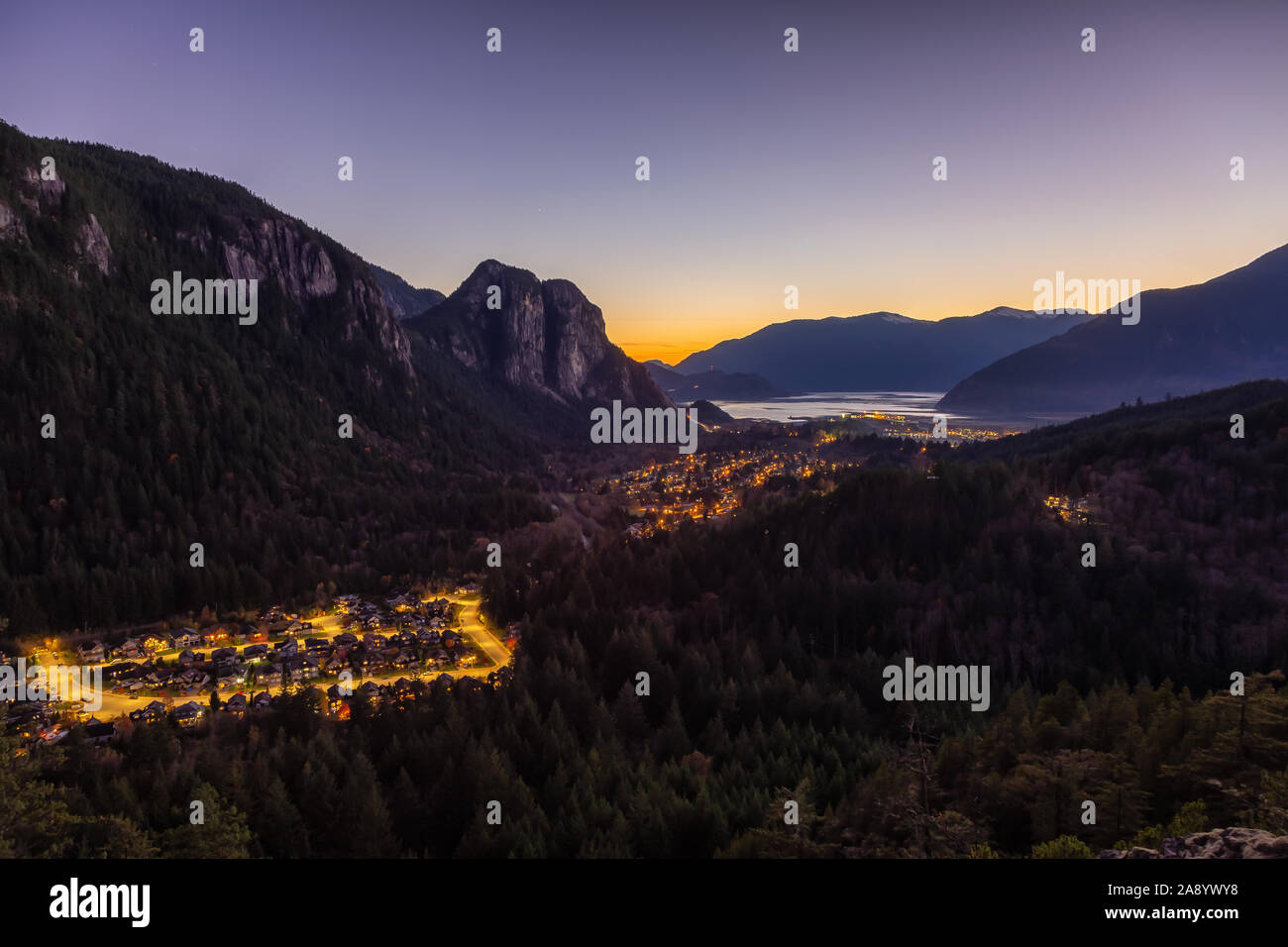 Squamish, nördlich von Vancouver, British Columbia, Kanada. Schöne Luftaufnahme von oben auf dem Berg eine kleine Stadt umgeben von kanadischen Natu Stockfoto