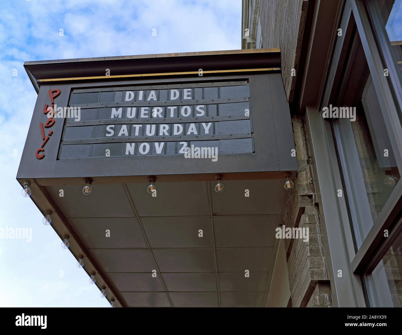 Das Festzelt des Cleveland Public Theatre im Gordon Square Arts District kündigt am Samstag, dem 2. November 2019, den Dia de Muertos, Day of the Dead an Stockfoto