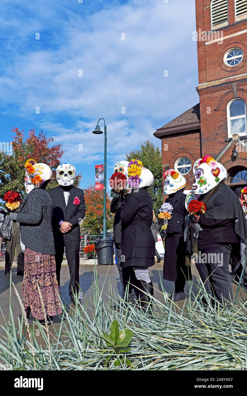 Kostümierte und machten die Teilnehmer in der Linie für den 2019 Tag der Toten Prozession im Gordon Square Arts District in Cleveland, Ohio, USA stand Stockfoto