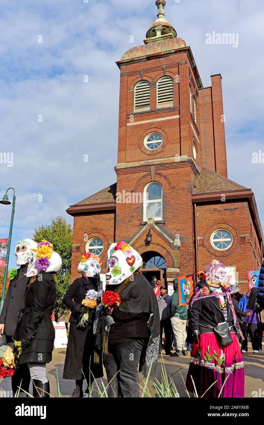 Die Teilnehmer am Tag der Toten Prozession 2019 versammeln sich vor der desanierten Kirche des Cleveland Public Theatre in Cleveland, Ohio, USA. Stockfoto