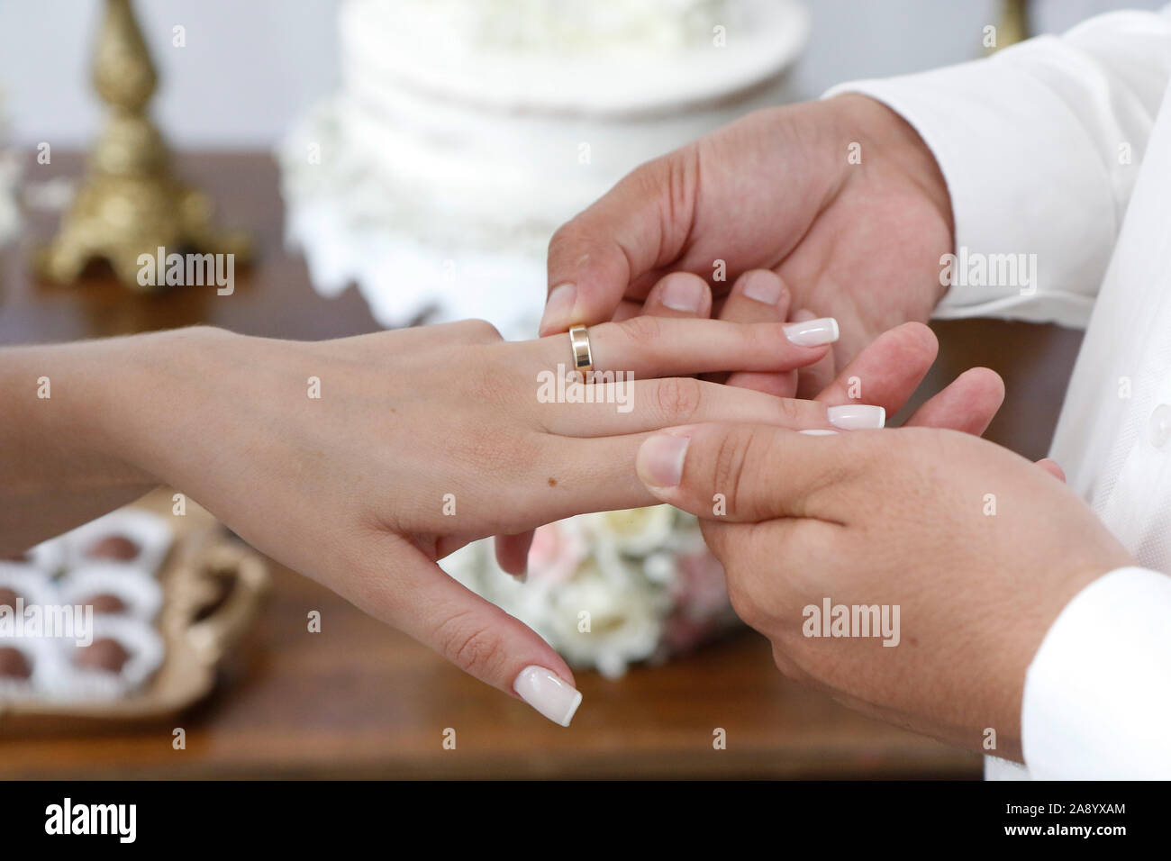Hände zusammen den Austausch von Trauringe - Pflegt die Hände verbunden mit Hochzeit Ringe - Goldene Hochzeit Ringe Stockfoto