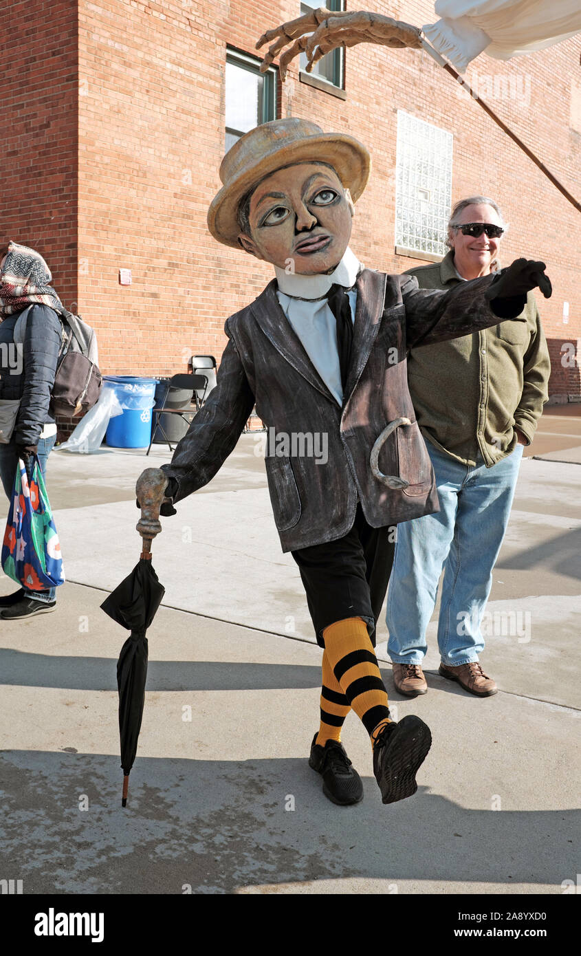 Die Feierlichkeiten zum Todestag, die Toten zu ehren und zu respektieren, sind auf der ganzen Welt popularisiert worden, wie diese Feier in Cleveland, Ohio. Stockfoto