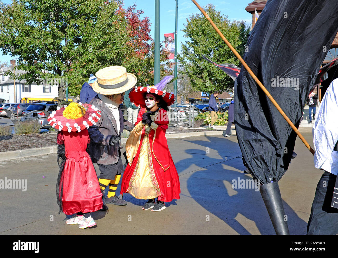 Die Teilnehmer der 2019 Tag der Toten Feiern im Gordon Square Arts District in Cleveland, Ohio, USA Für eine Prozession durch die Stadt vorbereiten. Stockfoto