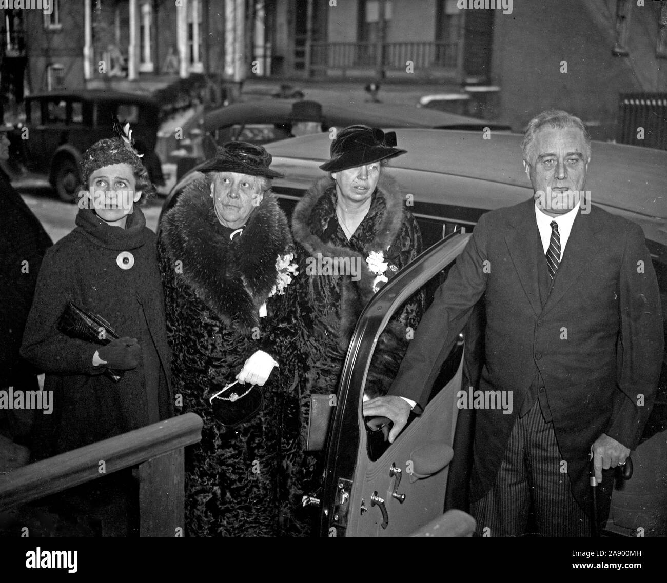 Präsident Franklin Roosevelt geht mit seiner Familie nach Weihnachten Dienstleistungen im Jahr 1935 Stockfoto
