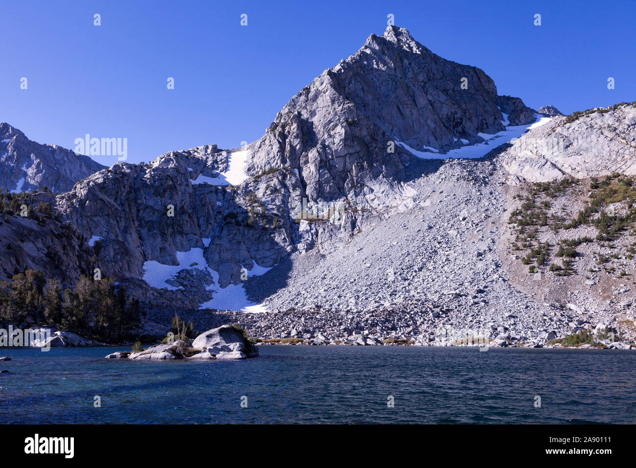 Mount Johnson steigt über den Schatz Seen in der John Muir Wilderness westlich von Bishop, Kalifornien. Stockfoto