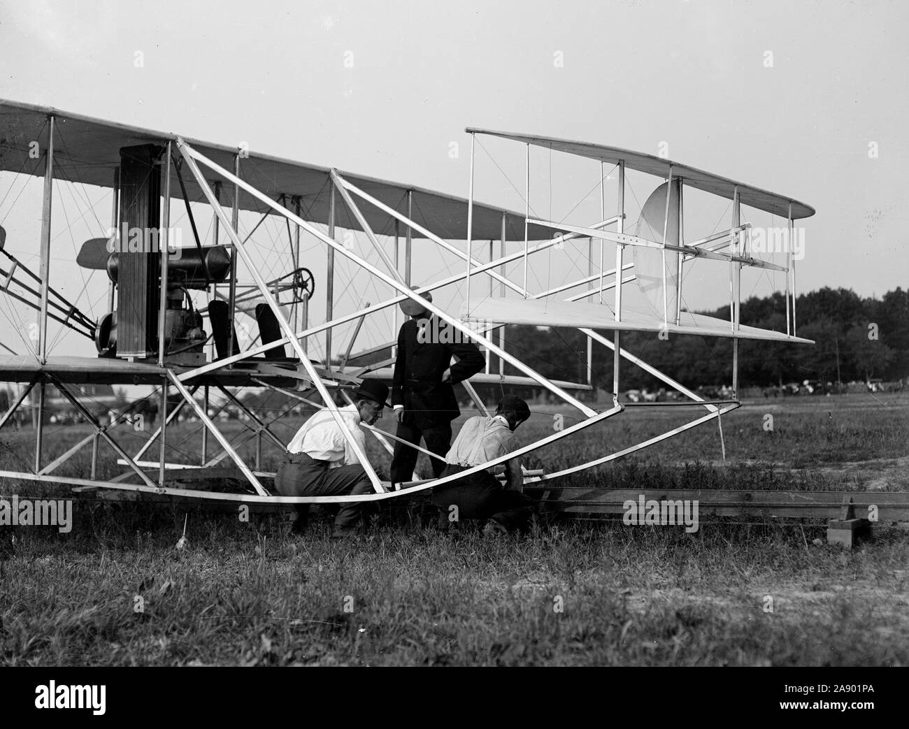 Wilbur Wright, Orville Wright und Charlie Taylor, das Flugzeug beim Start Bahn Fort Myer Virginia Ca. 1909 Stockfoto