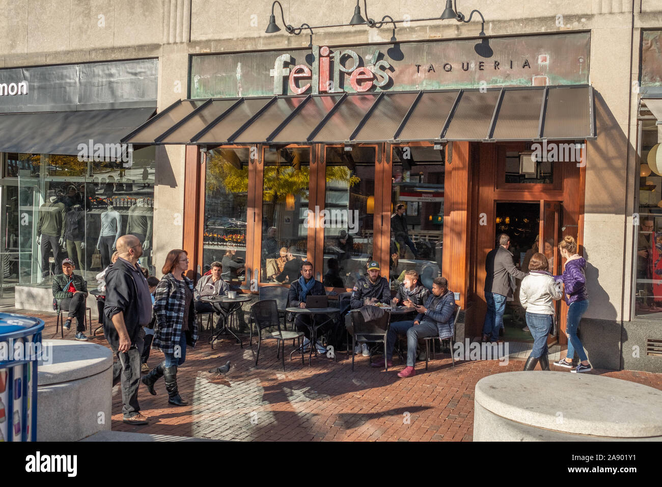 Die Leute draußen sitzen an Felipe's Cafe in Harvard Square Stockfoto