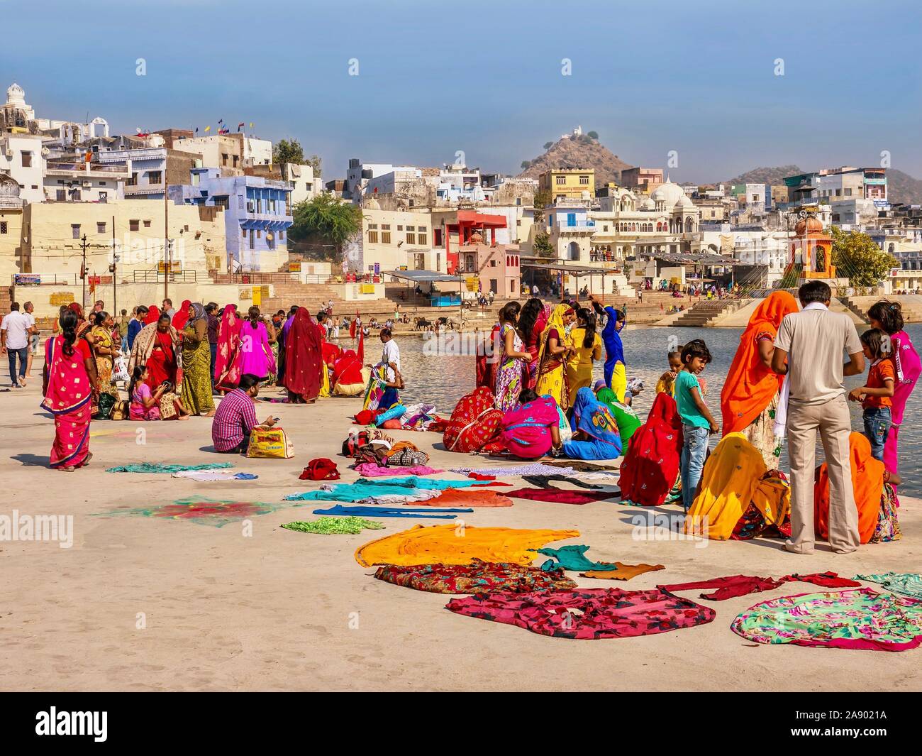 Mit indisch-hinduistischen religiösen Pilger neben dem heiligen Ort Pushkar See, in Rajasthan, Indien gesammelt. Stockfoto
