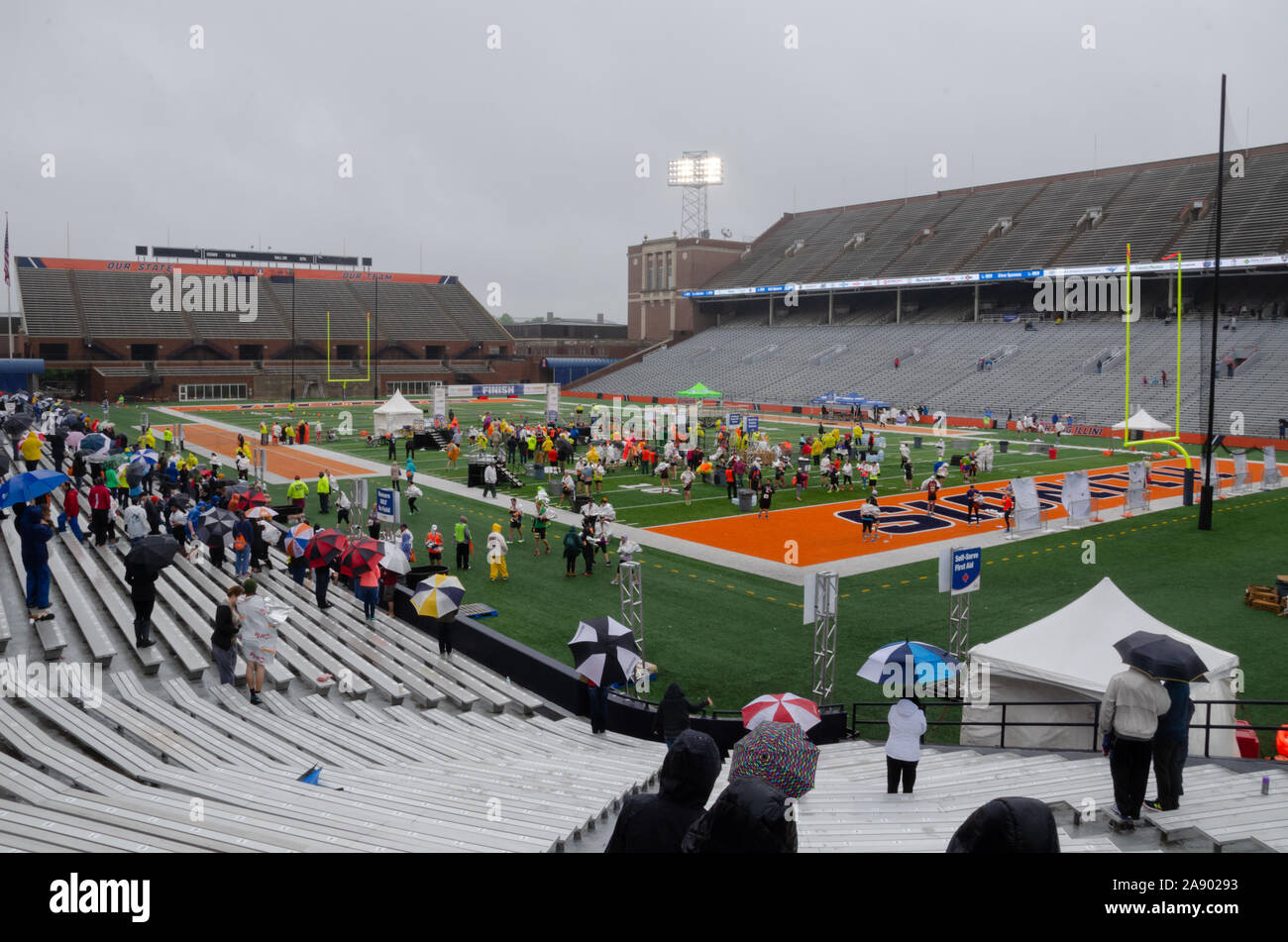 Die ziellinie der Illinois Marathon 2016 Memorial Stadium in Champaign, Illinois Stockfoto