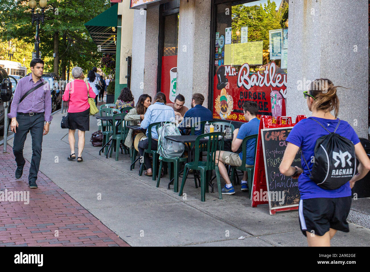 Menschen essen außerhalb an Herr und Frau Bartley auf Mass Ave, Cambridge, MA Stockfoto