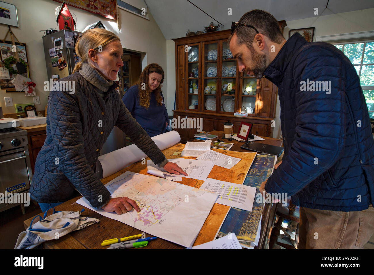 UNITED STATES - Okt. 18, 2019: VDHR Personal kam zu Loudoun County für eine ländliche Road Tour. Hier Jane Covington von Amerikas Routen und Blake McDonald, Ma Stockfoto