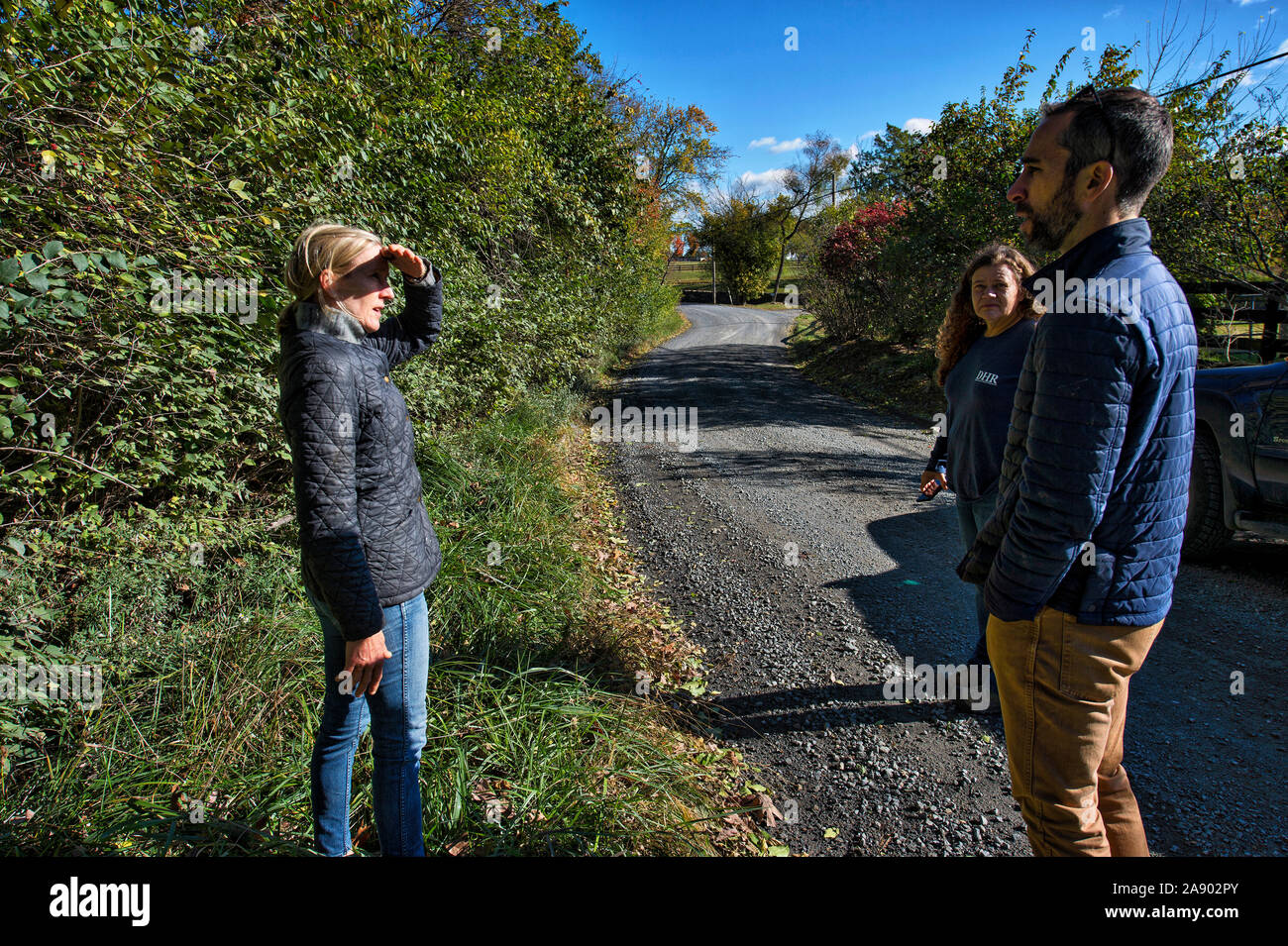 UNITED STATES - Okt. 18, 2019: VDHR Personal kam zu Loudoun County für eine ländliche Road Tour. Hier (links) Jane Covington von Amerikas Routen und (rechts) Bl Stockfoto