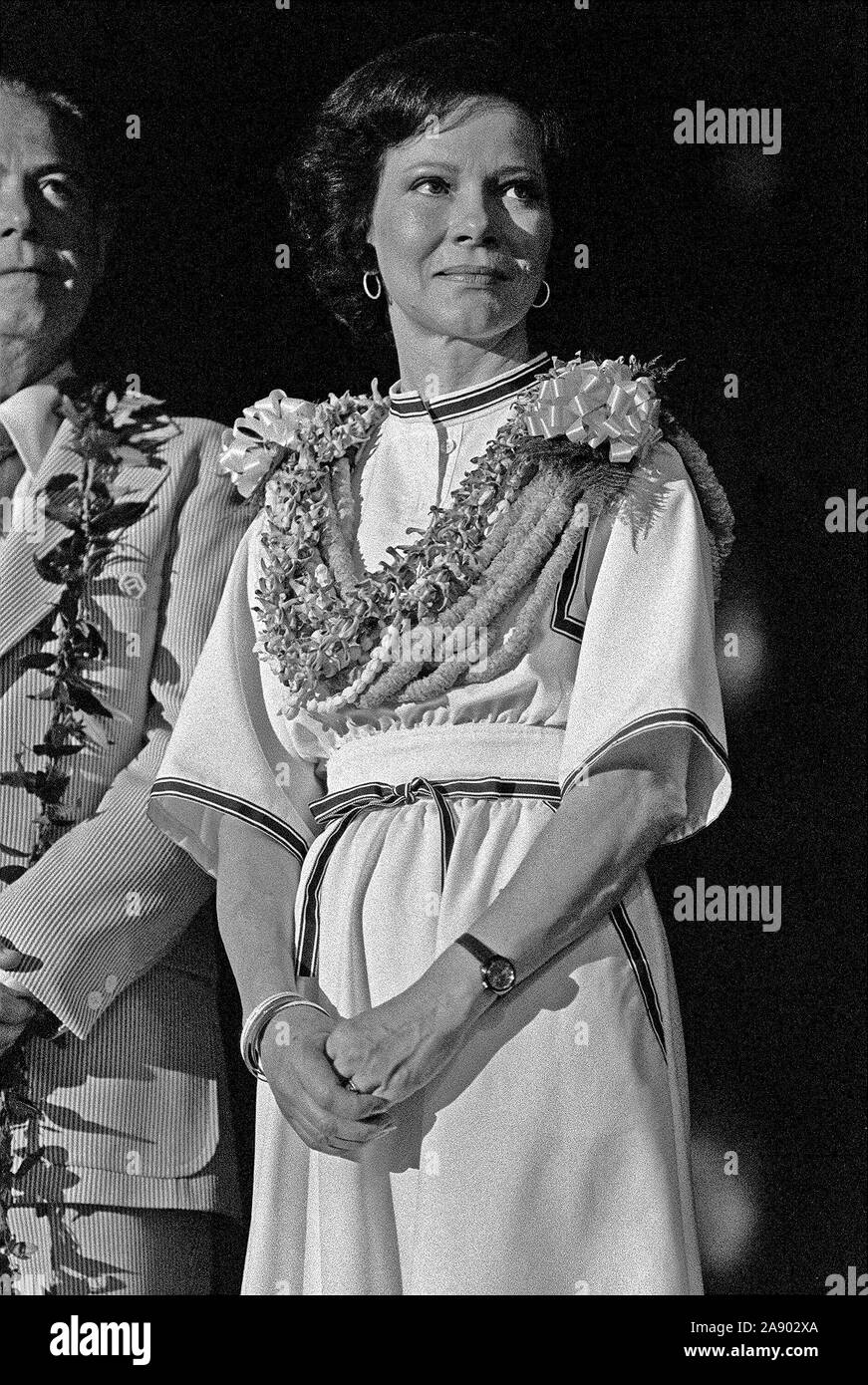 1977 - First Lady Rosalynn Carter nimmt an den jährlichen Bundes Tag Mittagessen Auszeichnungen an herausragende Mitarbeiter zu präsentieren. Die Zeremonie fand im Hilton Hawaiian Village Coral Ballsaal statt. Stockfoto