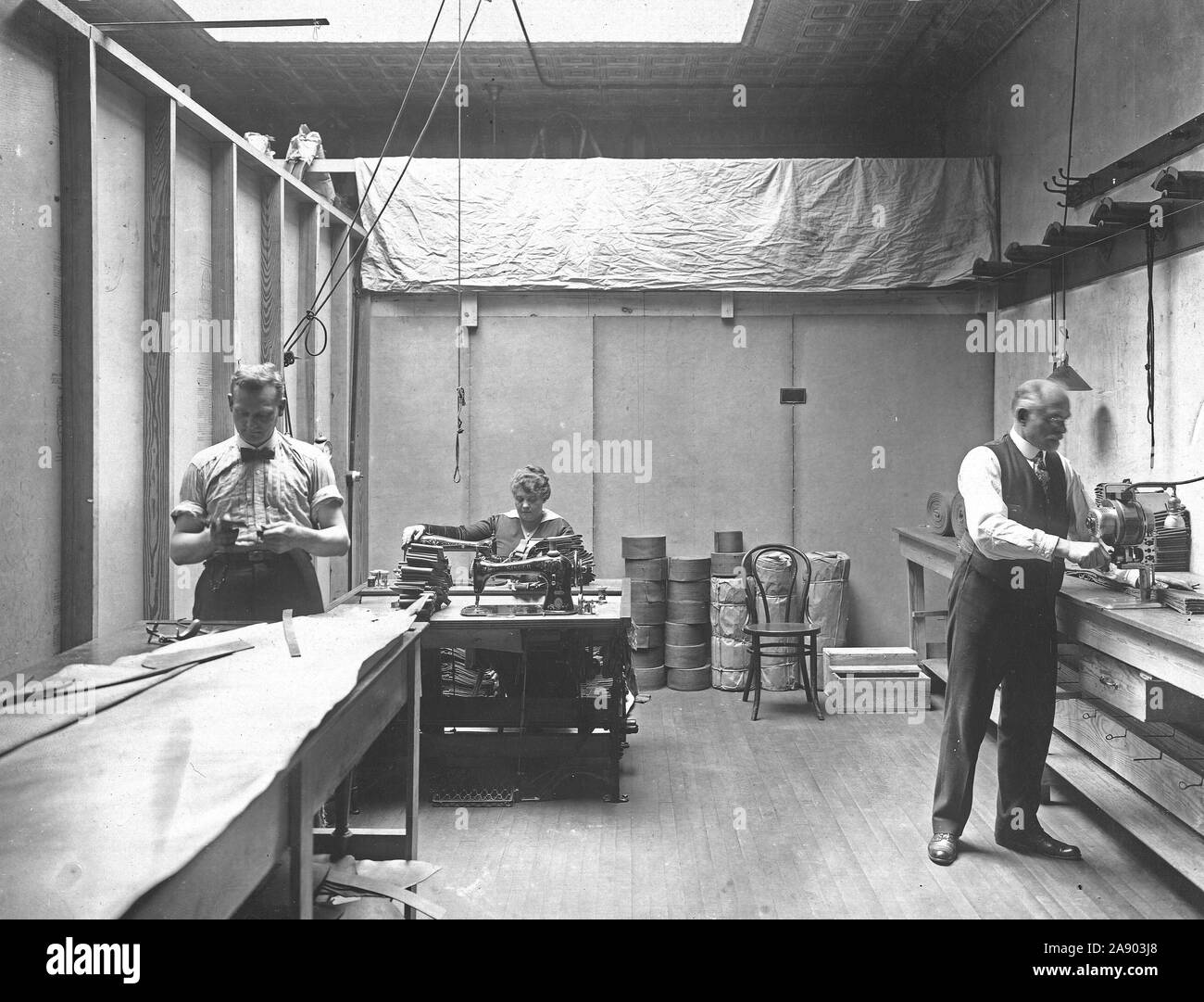 Juni 1918 - Scheuerman Co. Inc. plant, 332 Pearl Street, Buffalo, New York, Schneiden und leichte Nähmaschine, die zeigen, wo Material ausgeschnitten ist und Licht Nähen auf Ausrüstung aviators' Stockfoto